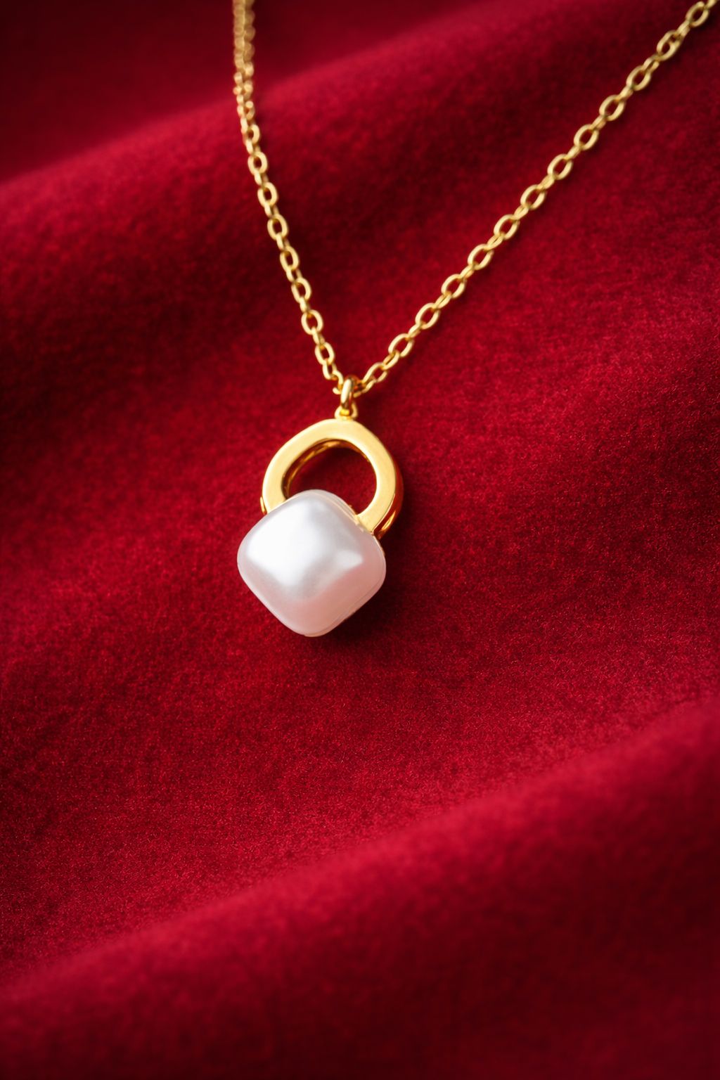 Gold-tone necklace with pearl-look pendant
